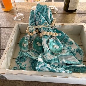 Set of 4 Oyster Shell Napkin Rings with 4 Cloth Napkins